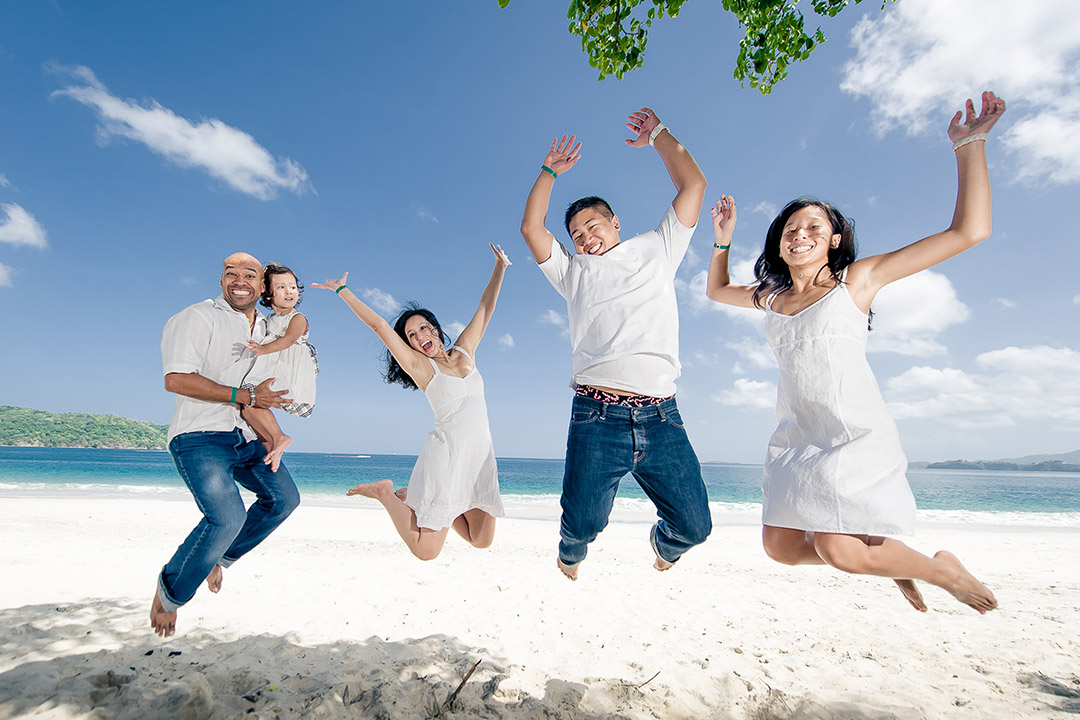 Family vacation photoshoot Tamarindo – joyful family jumping on the beach