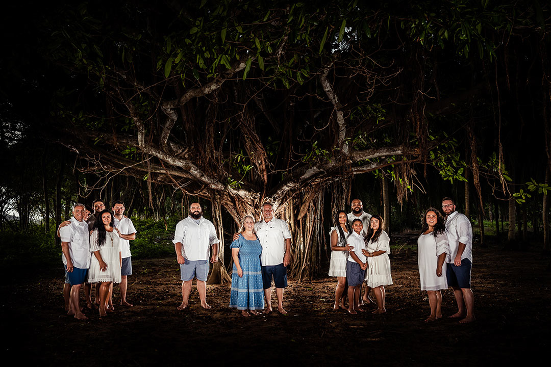 Extended family photoshoot Tamarindo – multi-generation portrait under tropical tree