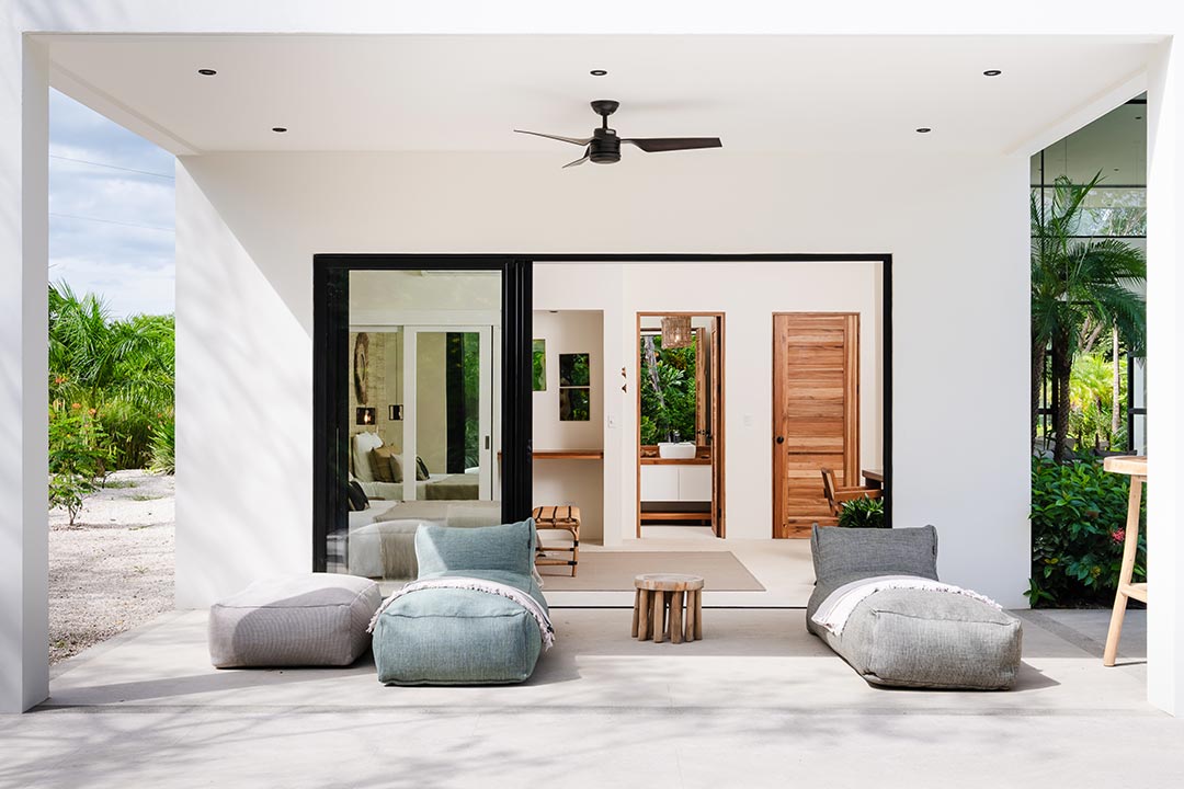 Airbnb photography Tamarindo – modern outdoor terrace with cozy seating