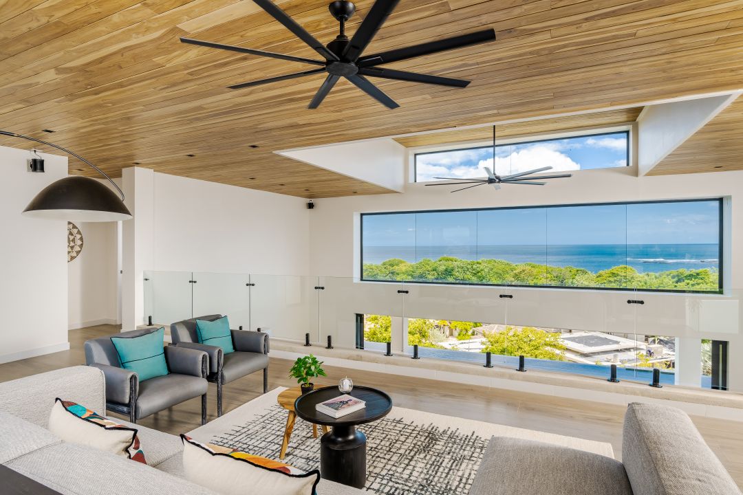 Modern living space Costa Rica – open-plan living area with high ceilings and natural light